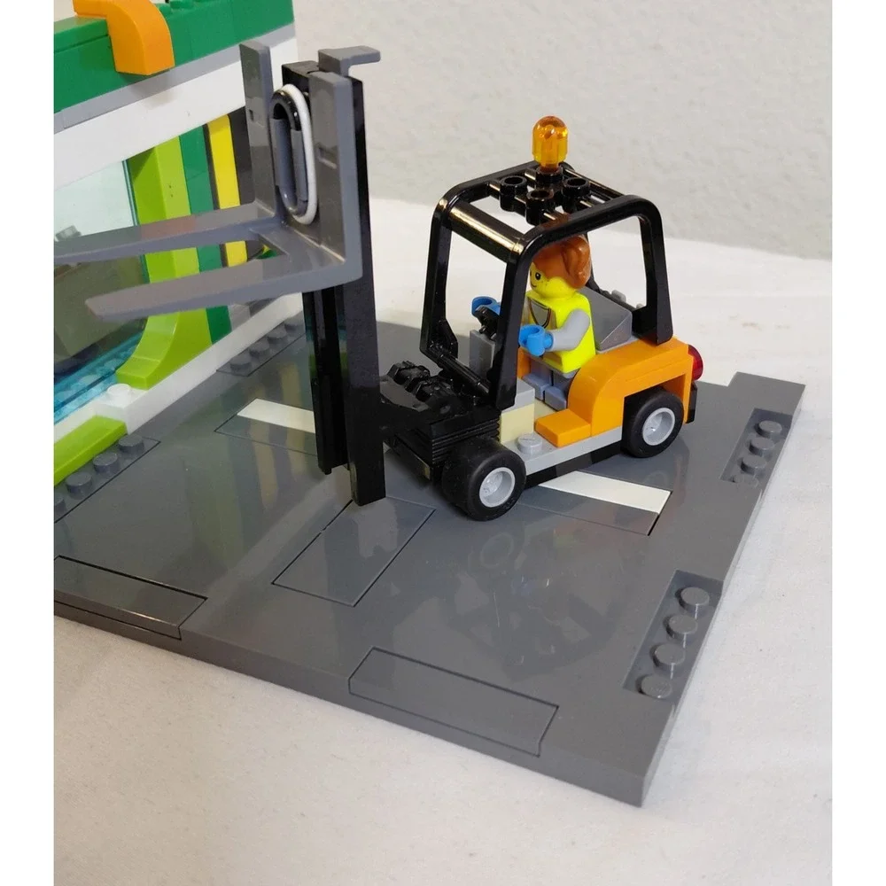 LEGO City Grocery Store 60347 - Nearly Complete - AS-IS / PARTS - 4 Figures